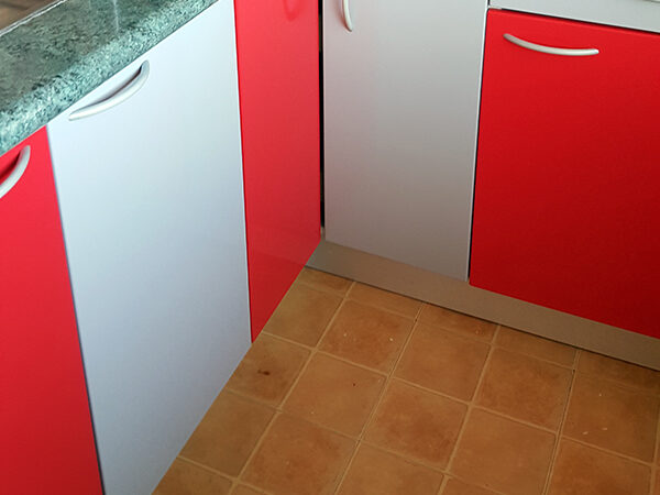 Rénover la peinture des meubles de cuisine : 5 astuces infaillibles pour un résultat éblouissant !