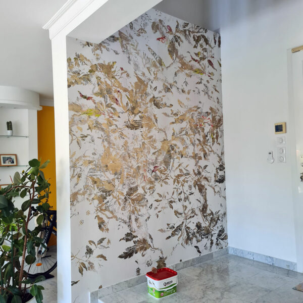 Pose d'une tapisserie avec des feuilles dorées par un artisan peintre à Montpellier