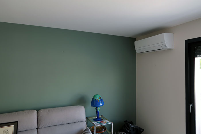 peinture intérieure d'un salon en vert et conseils des dernières tendances par un peintre à Montpellier 