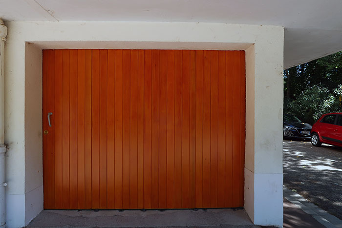 Peintures extérieures d'une porte de garage en rouge par un peintre à Montpellier