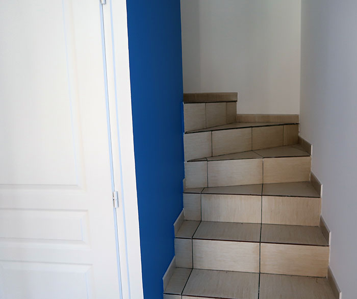 peindre une cage d'escalier en bleu, conseils peintre montpellier