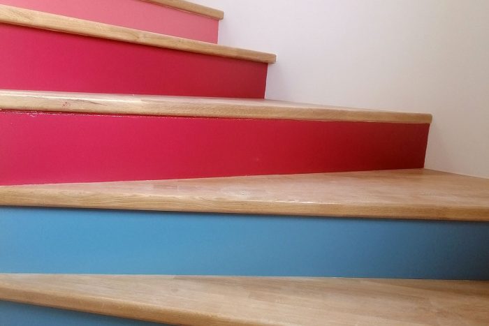 Peinture d'un escalier en rouge et bleu par un artisan peintre à Montpellier