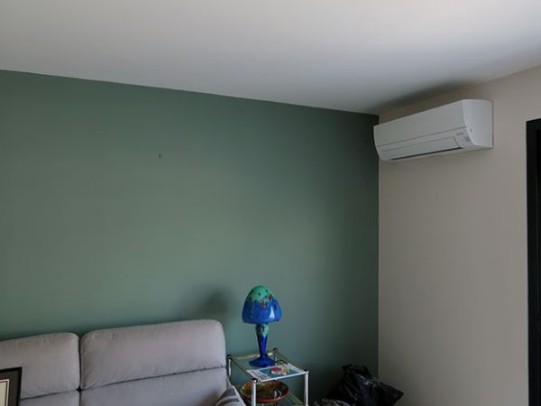 peinture intérieure d'un salon en vert et conseils des dernières tendances par un peintre à Montpellier, couleur été 2025